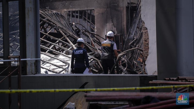 Petugas pemadam kebakaran melakukan penyisiran usai kebakaran yang melanda Museum Nasional, Jakarta, Minggu (17/9/2023). (CNBC Indonesia/Faisal Rahman)