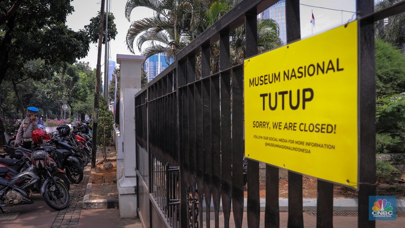 Petugas pemadam kebakaran melakukan penyisiran usai kebakaran yang melanda Museum Nasional, Jakarta, Minggu (17/9/2023). Petugas pemadam kebakaran melakukan penyisiran usai kebakaran yang melanda Museum Nasional, Jakarta, Minggu (17/9/2023). (CNBC Indonesia/Faisal Rahman)