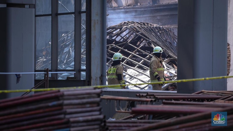 Petugas pemadam kebakaran melakukan penyisiran usai kebakaran yang melanda Museum Nasional, Jakarta, Minggu (17/9/2023). (CNBC Indonesia/Faisal Rahman)
