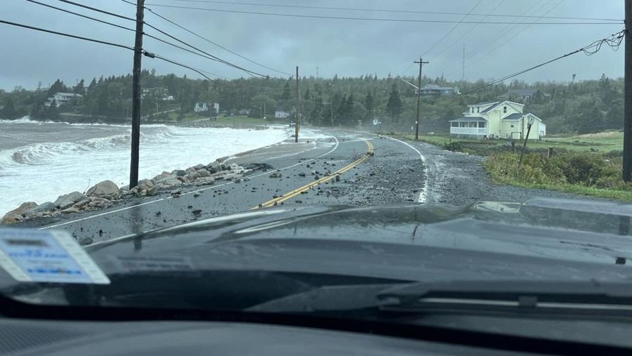Citra satelit menunjukkan saat badai Siklon Tropis Lee mendekat ke  New England dan Kanada Timur. (NOAA via AP)