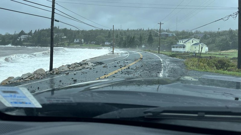 Citra satelit menunjukkan saat badai Siklon Tropis Lee mendekat ke  New England dan Kanada Timur. (NOAA via AP)