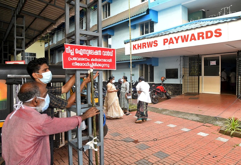Anggota tim medis dari Kozhikode Medical College membawa sampel buah pinang dan jambu biji untuk melakukan tes virus Nipah di desa Maruthonkara di distrik Kozhikode, Kerala, India, 13 September 2023. Anggota tim medis dari Kozhikode Medical College membawa sampel buah pinang dan jambu biji untuk melakukan tes virus Nipah di desa Maruthonkara di distrik Kozhikode, Kerala, India, 13 September 2023. (REUTERS/Stringer)