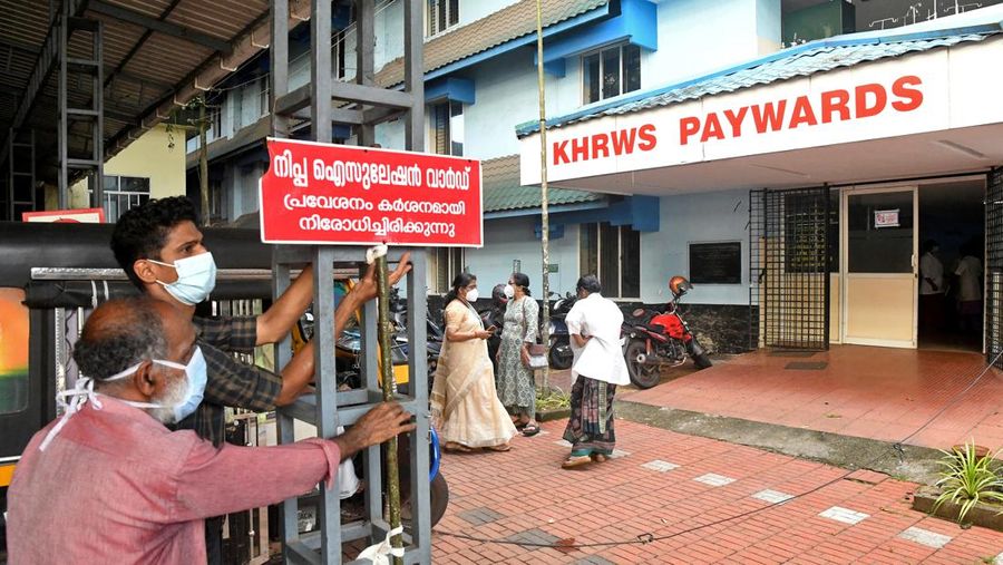 Anggota tim medis dari Kozhikode Medical College membawa sampel buah pinang dan jambu biji untuk melakukan tes virus Nipah di desa Maruthonkara di distrik Kozhikode, Kerala, India, 13 September 2023. (REUTERS/Stringer)
