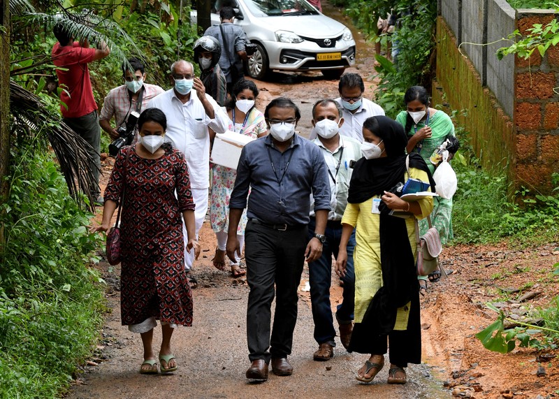 Anggota tim medis dari Kozhikode Medical College membawa sampel buah pinang dan jambu biji untuk melakukan tes virus Nipah di desa Maruthonkara di distrik Kozhikode, Kerala, India, 13 September 2023. Anggota tim medis dari Kozhikode Medical College membawa sampel buah pinang dan jambu biji untuk melakukan tes virus Nipah di desa Maruthonkara di distrik Kozhikode, Kerala, India, 13 September 2023. (REUTERS/Stringer)