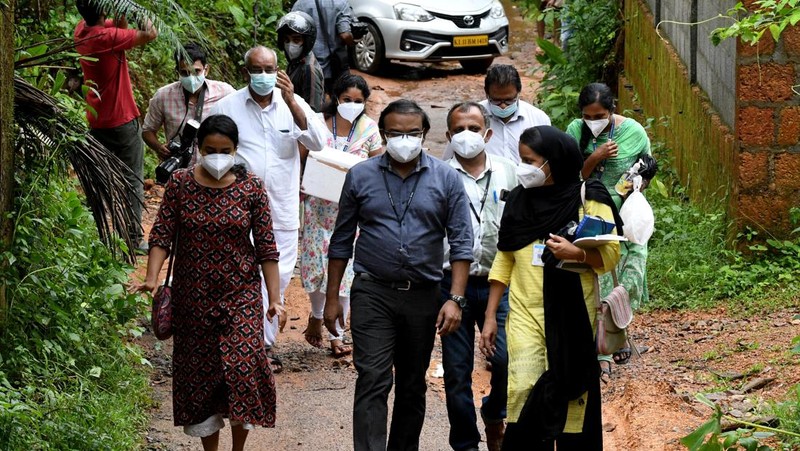 Anggota tim medis dari Kozhikode Medical College membawa sampel buah pinang dan jambu biji untuk melakukan tes virus Nipah di desa Maruthonkara di distrik Kozhikode, Kerala, India, 13 September 2023. (REUTERS/Stringer)