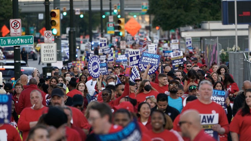 Anggota United Auto Workers berbaris melalui pusat kota Detroit, Jumat, 15 September 2023. UAW melakukan pemogokan terhadap Ford, Stellantis dan General Motors. (AP Photo/Paul Sancya)