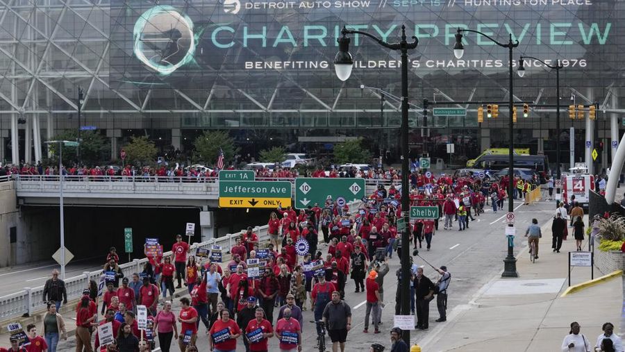 Anggota United Auto Workers berbaris melalui pusat kota Detroit, Jumat, 15 September 2023. UAW melakukan pemogokan terhadap Ford, Stellantis dan General Motors. (AP Photo/Paul Sancya)