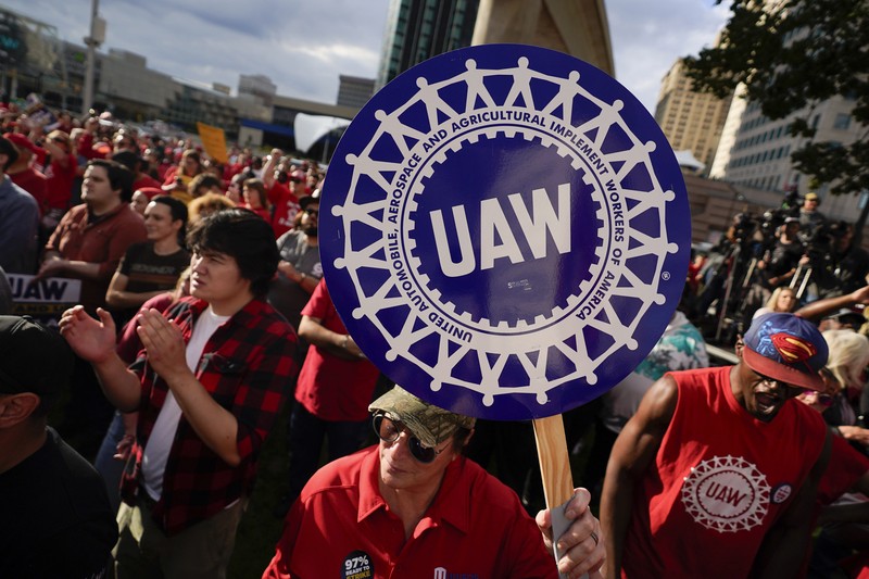 Anggota United Auto Workers berbaris melalui pusat kota Detroit, Jumat, 15 September 2023. UAW melakukan pemogokan terhadap Ford, Stellantis dan General Motors. (AP Photo/Paul Sancya)