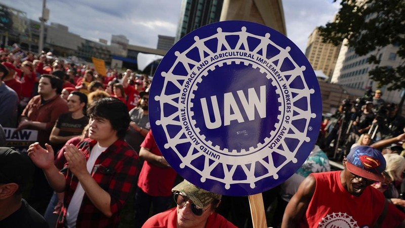 Anggota United Auto Workers berbaris melalui pusat kota Detroit, Jumat, 15 September 2023. UAW melakukan pemogokan terhadap Ford, Stellantis dan General Motors. (AP Photo/Paul Sancya)