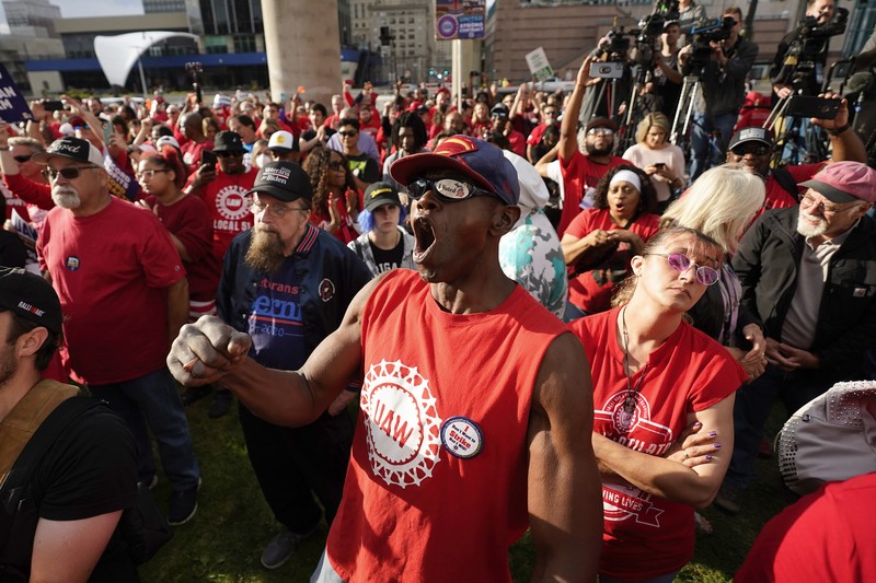 Anggota United Auto Workers berbaris melalui pusat kota Detroit, Jumat, 15 September 2023. UAW melakukan pemogokan terhadap Ford, Stellantis dan General Motors. Anggota United Auto Workers berbaris melalui pusat kota Detroit, Jumat, 15 September 2023. UAW melakukan pemogokan terhadap Ford, Stellantis dan General Motors. (AP Photo/Paul Sancya)