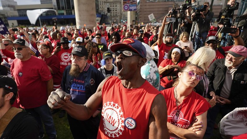 Anggota United Auto Workers berbaris melalui pusat kota Detroit, Jumat, 15 September 2023. UAW melakukan pemogokan terhadap Ford, Stellantis dan General Motors. (AP Photo/Paul Sancya)