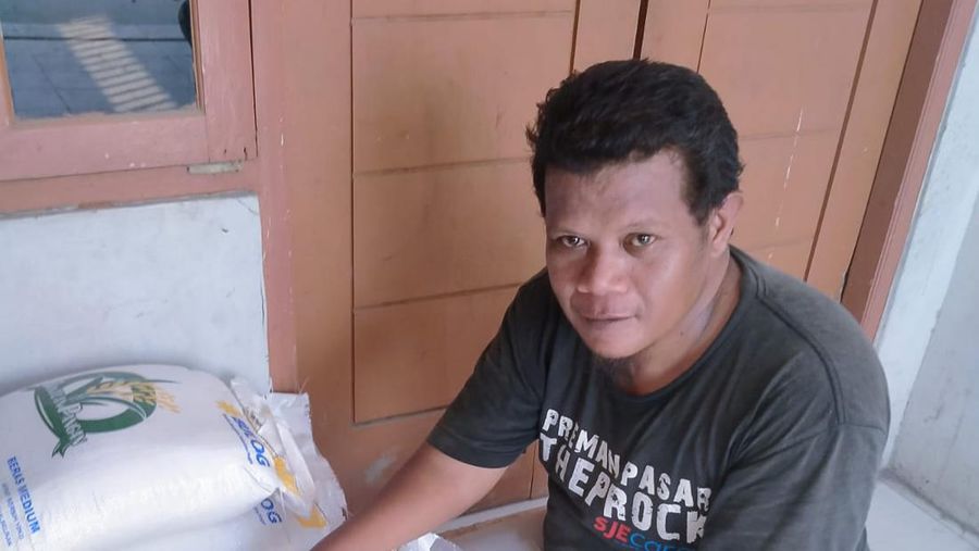 Bansos beras Badan Ketahanan Pangan di RT 10/20 Kamal Kalideres (CNBC Indonesia/Suhendra)