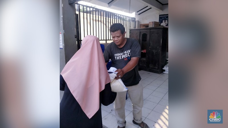 Bantuan Beras Jokowi Sudah Mendarat di Warga DKI. (CNBC Indonesia/Suhendra)