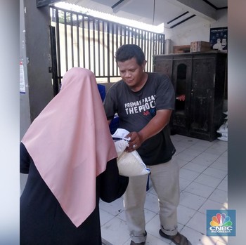 Bantuan Beras Jokowi Sudah Mendarat di Warga Kebon 200 DKI