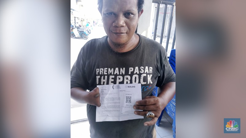 Bantuan Beras Jokowi Sudah Mendarat di Warga DKI. (CNBC Indonesia/Suhendra)