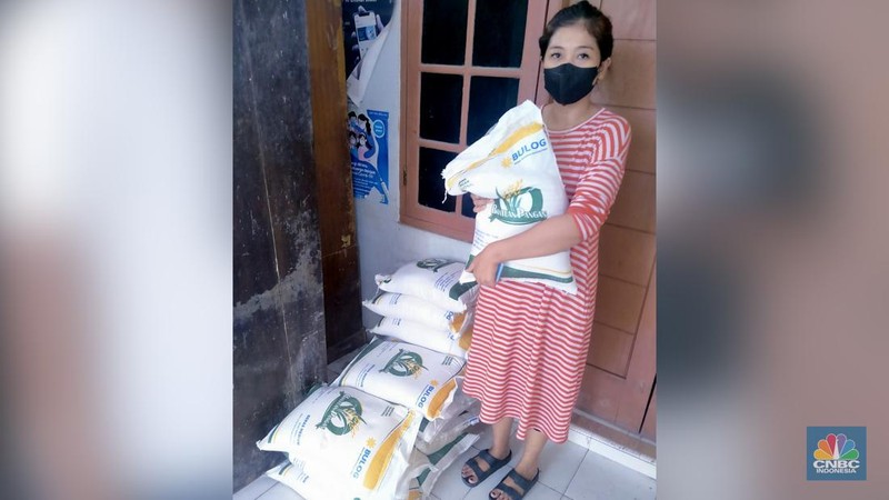Bantuan Beras Jokowi Sudah Mendarat di Warga DKI. (CNBC Indonesia/Suhendra)