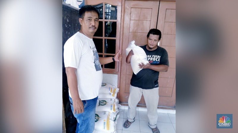 Bantuan Beras Jokowi Sudah Mendarat di Warga DKI. (CNBC Indonesia/Suhendra)