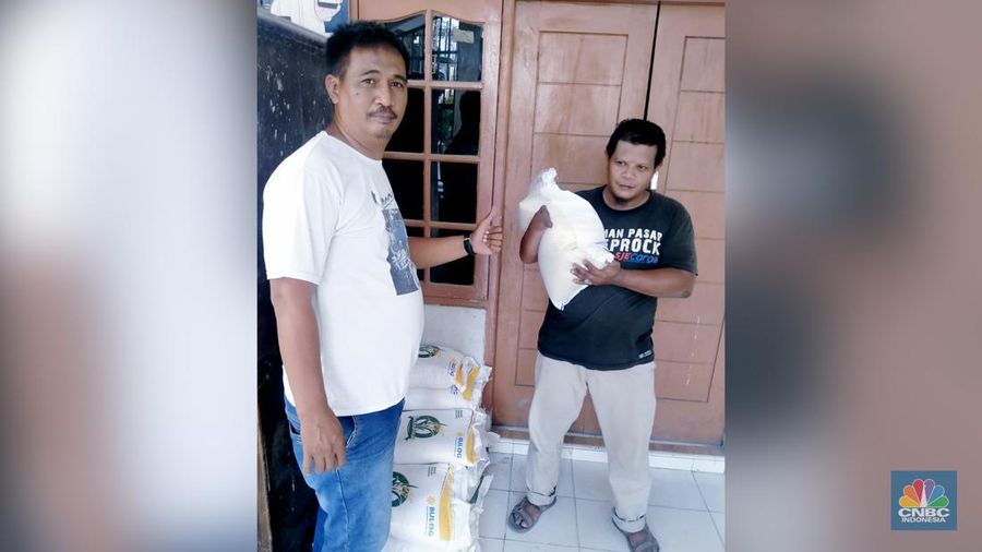 Bantuan Beras Jokowi Sudah Mendarat di Warga DKI. (CNBC Indonesia/Suhendra)