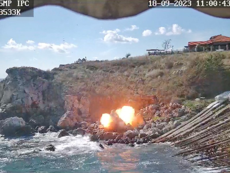 BULGARIA-DRONE/ A blast is seen in the place where drone carrying explosives crashed on the Black Sea coast near the village of Tyulenovo, Bulgaria September 18, 2023 in this still image obtained from CCTV footage. Hotel Restaurant Tyulenovo/via REUTERS THIS IMAGE HAS BEEN SUPPLIED BY A THIRD PARTY. MANDATORY CREDIT. NO RESALES. NO ARCHIVES.