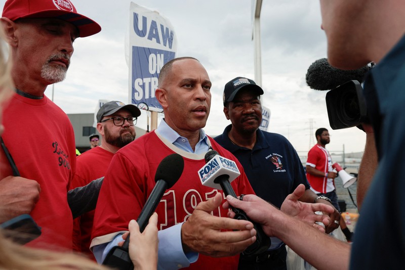 Anggota United Auto Workers berbaris melalui pusat kota Detroit, Jumat, 15 September 2023. UAW melakukan pemogokan terhadap Ford, Stellantis dan General Motors. Anggota United Auto Workers berbaris melalui pusat kota Detroit, Jumat, 15 September 2023. UAW melakukan pemogokan terhadap Ford, Stellantis dan General Motors. (AP Photo/Paul Sancya)