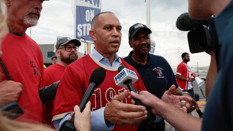 Anggota United Auto Workers berbaris melalui pusat kota Detroit, Jumat, 15 September 2023. UAW melakukan pemogokan terhadap Ford, Stellantis dan General Motors. (AP Photo/Paul Sancya)