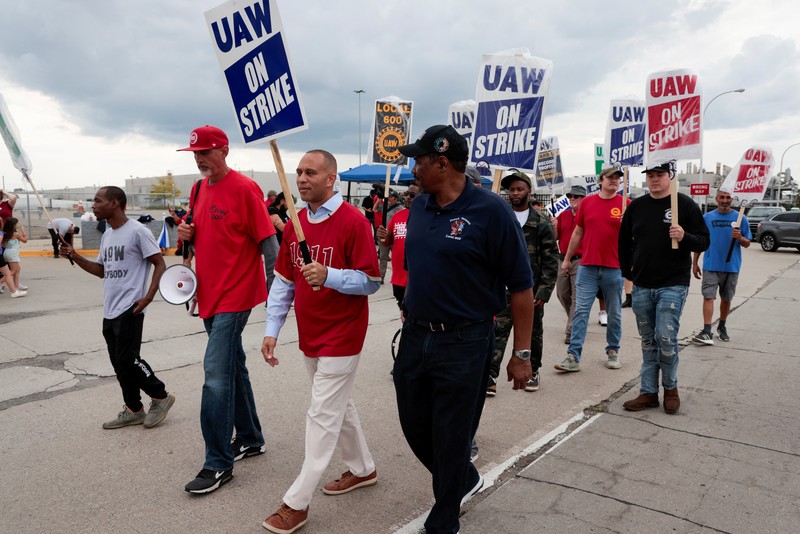 Anggota United Auto Workers berbaris melalui pusat kota Detroit, Jumat, 15 September 2023. UAW melakukan pemogokan terhadap Ford, Stellantis dan General Motors. Anggota United Auto Workers berbaris melalui pusat kota Detroit, Jumat, 15 September 2023. UAW melakukan pemogokan terhadap Ford, Stellantis dan General Motors. (AP Photo/Paul Sancya)