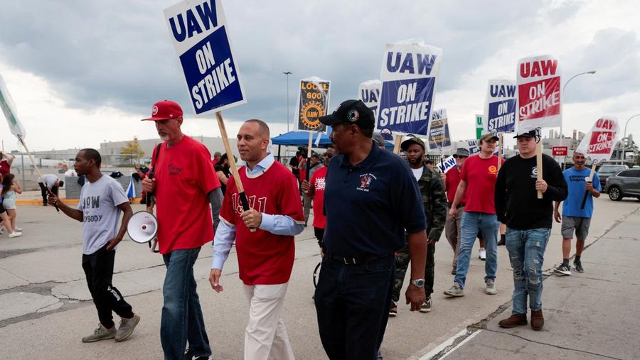 Anggota United Auto Workers berbaris melalui pusat kota Detroit, Jumat, 15 September 2023. UAW melakukan pemogokan terhadap Ford, Stellantis dan General Motors. (AP Photo/Paul Sancya)