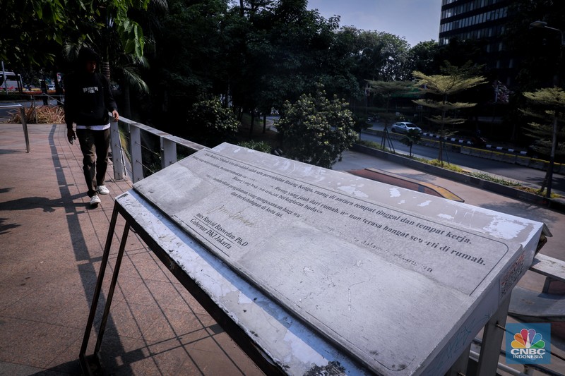 Kondisi lantai yang rusak di Spot Budaya 2 Dukuh Atas, Sudirman, Jakarta, Senin (18/9/2023). (CNBC Indonesia/Faisal Rahman)