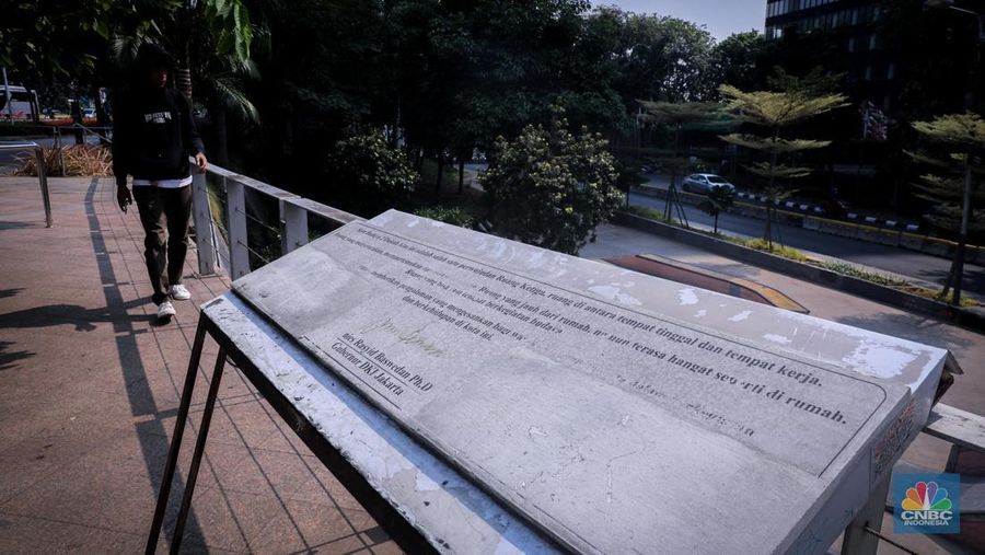 Kondisi lantai yang rusak di Spot Budaya 2 Dukuh Atas, Sudirman, Jakarta, Senin (18/9/2023). (CNBC Indonesia/Faisal Rahman)
