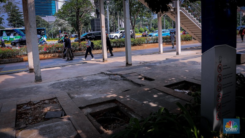 Kondisi lantai yang rusak di Spot Budaya 2 Dukuh Atas, Sudirman, Jakarta, Senin (18/9/2023). (CNBC Indonesia/Faisal Rahman)
