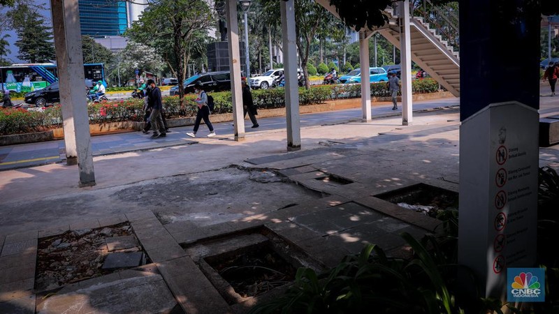 Kondisi lantai yang rusak di Spot Budaya 2 Dukuh Atas, Sudirman, Jakarta, Senin (18/9/2023). (CNBC Indonesia/Faisal Rahman)