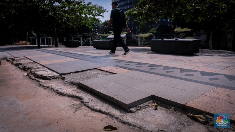Kondisi lantai yang rusak di Spot Budaya 2 Dukuh Atas, Sudirman, Jakarta, Senin (18/9/2023). (CNBC Indonesia/Faisal Rahman)