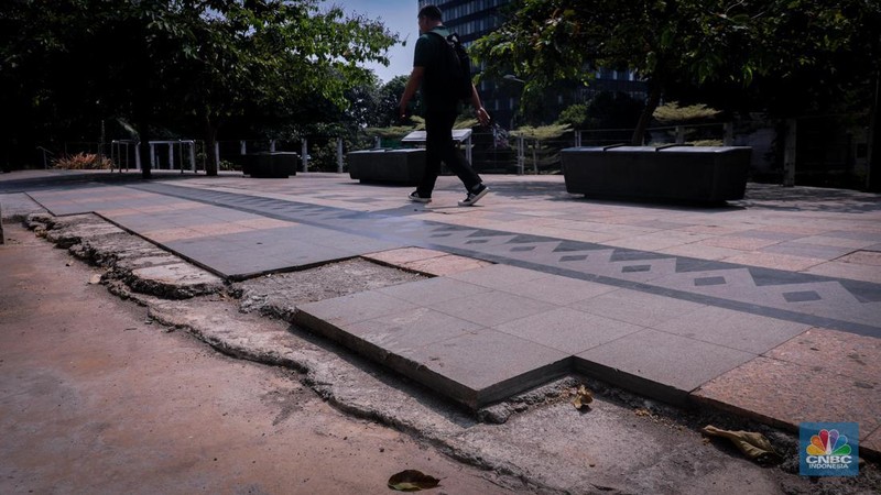 Kondisi lantai yang rusak di Spot Budaya 2 Dukuh Atas, Sudirman, Jakarta, Senin (18/9/2023). (CNBC Indonesia/Faisal Rahman)