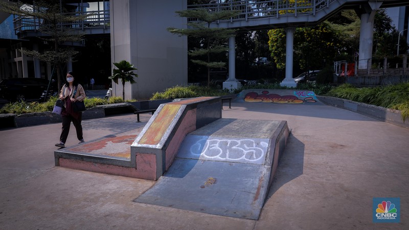 Kondisi lantai yang rusak di Spot Budaya 2 Dukuh Atas, Sudirman, Jakarta, Senin (18/9/2023). Kondisi lantai yang rusak di Spot Budaya 2 Dukuh Atas, Sudirman, Jakarta, Senin (18/9/2023). (CNBC Indonesia/Faisal Rahman)