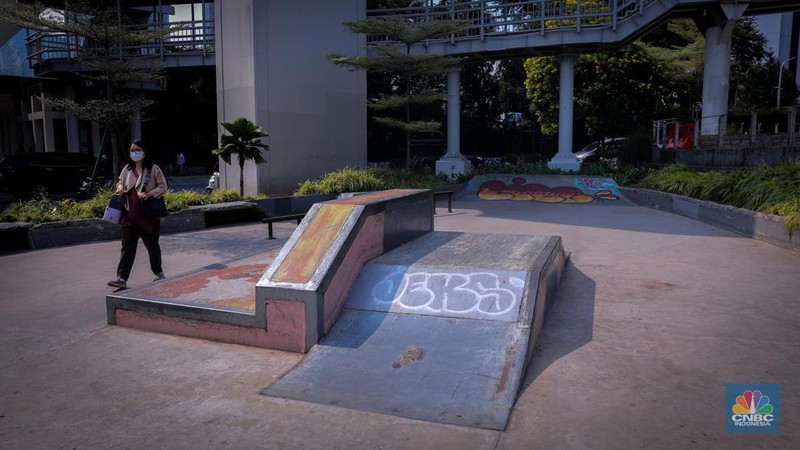 Kondisi lantai yang rusak di Spot Budaya 2 Dukuh Atas, Sudirman, Jakarta, Senin (18/9/2023). (CNBC Indonesia/Faisal Rahman)