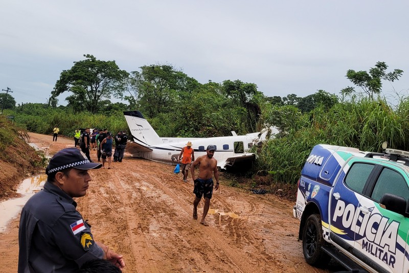 Orang-orang melihat pesawat setelah jatuh yang menyebabkan 14 orang tewas di Barcelos, Negara Bagian Amazonas Brasil 16 September 2023. (REUTERS/Wellington Melo)