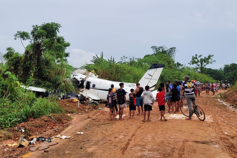 Orang-orang melihat pesawat setelah jatuh yang menyebabkan 14 orang tewas di Barcelos, Negara Bagian Amazonas Brasil 16 September 2023. Orang-orang melihat pesawat setelah jatuh yang menyebabkan 14 orang tewas di Barcelos, Negara Bagian Amazonas Brasil 16 September 2023. (REUTERS/Wellington Melo)
