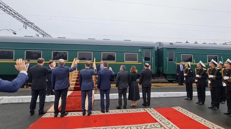 Pemimpin Korea Utara Kim Jong Un mengunjungi Vladivostok dan mengunjungi berbagai lokasi, termasuk Universitas Federal Timur Jauh, Akuarium Primorsky, dan Pabrik Bio-Feed Arnika, selama kunjungannya ke Rusia pada 17 September 2023, dalam gambar yang dirilis oleh Kantor Berita Pusat Korea pada tanggal 18 September 2023. (KCNA via REUTERS)