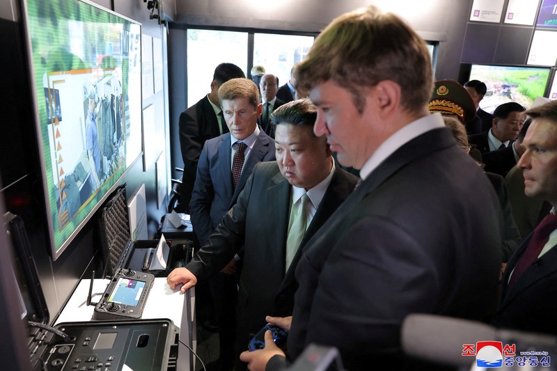 Pemimpin Korea Utara Kim Jong Un mengunjungi Vladivostok dan mengunjungi berbagai lokasi, termasuk Universitas Federal Timur Jauh, Akuarium Primorsky, dan Pabrik Bio-Feed Arnika, selama kunjungannya ke Rusia pada 17 September 2023, dalam gambar yang dirilis oleh Kantor Berita Pusat Korea pada tanggal 18 September 2023. Pemimpin Korea Utara Kim Jong Un mengunjungi Vladivostok dan mengunjungi berbagai lokasi, termasuk Universitas Federal Timur Jauh, Akuarium Primorsky, dan Pabrik Bio-Feed Arnika, selama kunjungannya ke Rusia pada 17 September 2023, dalam gambar yang dirilis oleh Kantor Berita Pusat Korea pada tanggal 18 September 2023. (KCNA via REUTERS)