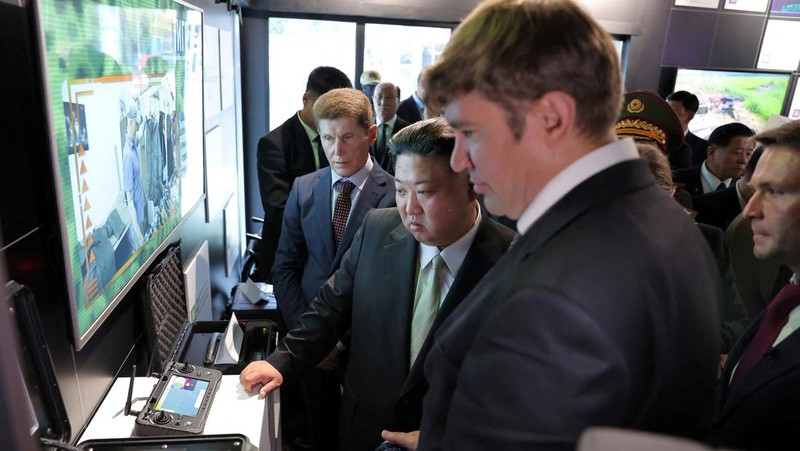 Pemimpin Korea Utara Kim Jong Un mengunjungi Vladivostok dan mengunjungi berbagai lokasi, termasuk Universitas Federal Timur Jauh, Akuarium Primorsky, dan Pabrik Bio-Feed Arnika, selama kunjungannya ke Rusia pada 17 September 2023, dalam gambar yang dirilis oleh Kantor Berita Pusat Korea pada tanggal 18 September 2023. (KCNA via REUTERS)