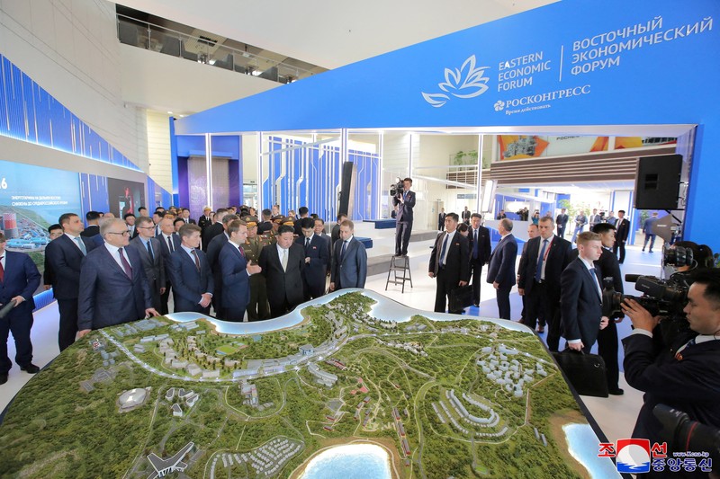 Pemimpin Korea Utara Kim Jong Un mengunjungi Vladivostok dan mengunjungi berbagai lokasi, termasuk Universitas Federal Timur Jauh, Akuarium Primorsky, dan Pabrik Bio-Feed Arnika, selama kunjungannya ke Rusia pada 17 September 2023, dalam gambar yang dirilis oleh Kantor Berita Pusat Korea pada tanggal 18 September 2023. Pemimpin Korea Utara Kim Jong Un mengunjungi Vladivostok dan mengunjungi berbagai lokasi, termasuk Universitas Federal Timur Jauh, Akuarium Primorsky, dan Pabrik Bio-Feed Arnika, selama kunjungannya ke Rusia pada 17 September 2023, dalam gambar yang dirilis oleh Kantor Berita Pusat Korea pada tanggal 18 September 2023. (KCNA via REUTERS)
