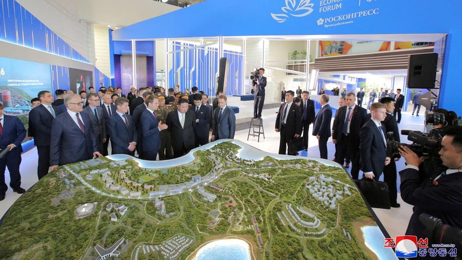 Pemimpin Korea Utara Kim Jong Un mengunjungi Vladivostok dan mengunjungi berbagai lokasi, termasuk Universitas Federal Timur Jauh, Akuarium Primorsky, dan Pabrik Bio-Feed Arnika, selama kunjungannya ke Rusia pada 17 September 2023, dalam gambar yang dirilis oleh Kantor Berita Pusat Korea pada tanggal 18 September 2023. (KCNA via REUTERS)