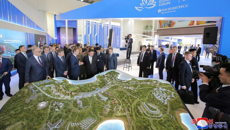 Pemimpin Korea Utara Kim Jong Un mengunjungi Vladivostok dan mengunjungi berbagai lokasi, termasuk Universitas Federal Timur Jauh, Akuarium Primorsky, dan Pabrik Bio-Feed Arnika, selama kunjungannya ke Rusia pada 17 September 2023, dalam gambar yang dirilis oleh Kantor Berita Pusat Korea pada tanggal 18 September 2023. (KCNA via REUTERS)