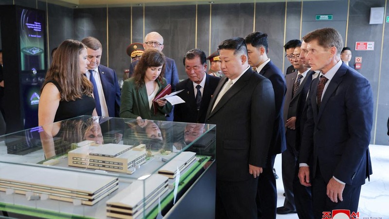 Pemimpin Korea Utara Kim Jong Un mengunjungi Vladivostok dan mengunjungi berbagai lokasi, termasuk Universitas Federal Timur Jauh, Akuarium Primorsky, dan Pabrik Bio-Feed Arnika, selama kunjungannya ke Rusia pada 17 September 2023, dalam gambar yang dirilis oleh Kantor Berita Pusat Korea pada tanggal 18 September 2023. (KCNA via REUTERS)