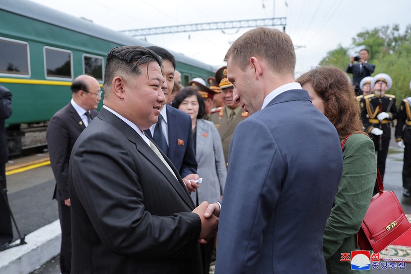 Pemimpin Korea Utara Kim Jong Un mengunjungi Vladivostok dan mengunjungi berbagai lokasi, termasuk Universitas Federal Timur Jauh, Akuarium Primorsky, dan Pabrik Bio-Feed Arnika, selama kunjungannya ke Rusia pada 17 September 2023, dalam gambar yang dirilis oleh Kantor Berita Pusat Korea pada tanggal 18 September 2023. Pemimpin Korea Utara Kim Jong Un mengunjungi Vladivostok dan mengunjungi berbagai lokasi, termasuk Universitas Federal Timur Jauh, Akuarium Primorsky, dan Pabrik Bio-Feed Arnika, selama kunjungannya ke Rusia pada 17 September 2023, dalam gambar yang dirilis oleh Kantor Berita Pusat Korea pada tanggal 18 September 2023. (KCNA via REUTERS)