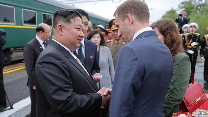 Pemimpin Korea Utara Kim Jong Un mengunjungi Vladivostok dan mengunjungi berbagai lokasi, termasuk Universitas Federal Timur Jauh, Akuarium Primorsky, dan Pabrik Bio-Feed Arnika, selama kunjungannya ke Rusia pada 17 September 2023, dalam gambar yang dirilis oleh Kantor Berita Pusat Korea pada tanggal 18 September 2023. (KCNA via REUTERS)