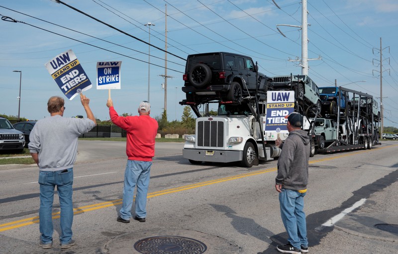 Anggota United Auto Workers berbaris melalui pusat kota Detroit, Jumat, 15 September 2023. UAW melakukan pemogokan terhadap Ford, Stellantis dan General Motors. Anggota United Auto Workers berbaris melalui pusat kota Detroit, Jumat, 15 September 2023. UAW melakukan pemogokan terhadap Ford, Stellantis dan General Motors. (AP Photo/Paul Sancya)