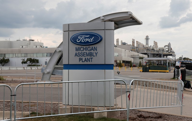 Anggota United Auto Workers berbaris melalui pusat kota Detroit, Jumat, 15 September 2023. UAW melakukan pemogokan terhadap Ford, Stellantis dan General Motors. (AP Photo/Paul Sancya)