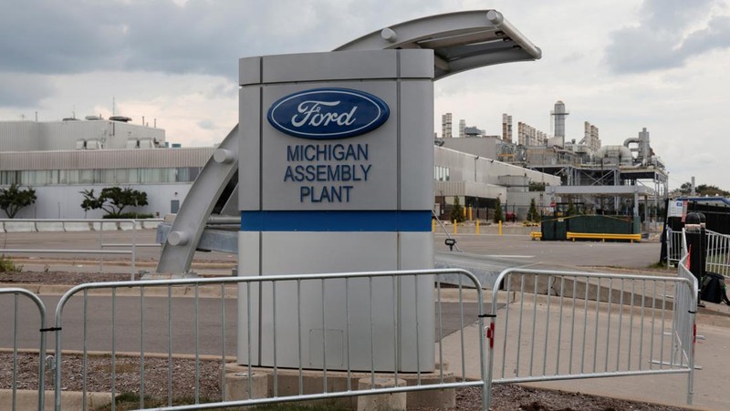 Anggota United Auto Workers berbaris melalui pusat kota Detroit, Jumat, 15 September 2023. UAW melakukan pemogokan terhadap Ford, Stellantis dan General Motors. (AP Photo/Paul Sancya)