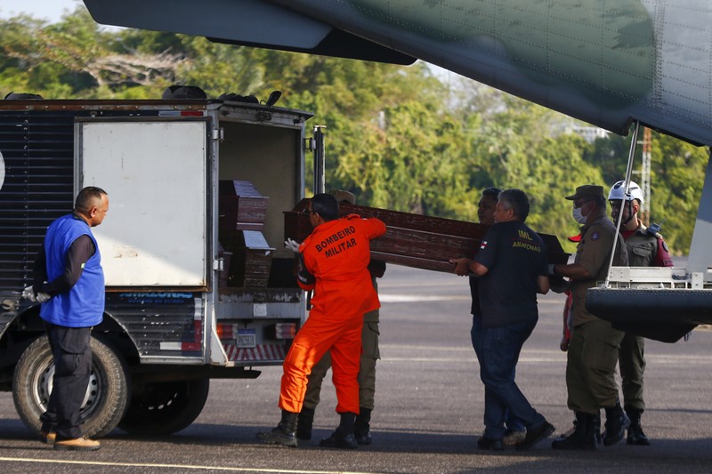 Orang-orang melihat pesawat setelah jatuh yang menyebabkan 14 orang tewas di Barcelos, Negara Bagian Amazonas Brasil 16 September 2023. Orang-orang melihat pesawat setelah jatuh yang menyebabkan 14 orang tewas di Barcelos, Negara Bagian Amazonas Brasil 16 September 2023. (REUTERS/Wellington Melo)